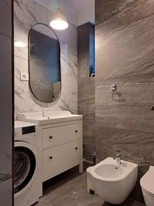 Classy Apartment With Parking In The City Center Bucharest Exterior photo